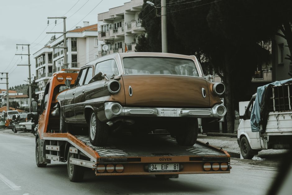 Električni automobil na platformi za vuču